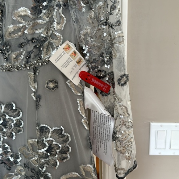 NWT Mac Duggal Floral Embroidered formal gown. Size 6 - Picture 2 of 4